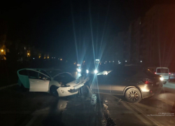 В Волгограде четыре человека пострадали в лобовом столкновении иномарок 