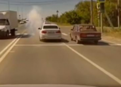 Взрывпакет выбросили на дорогу из BMW на севере Волгограда 