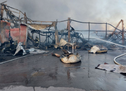 Уничтоживший рынок в Волжском пожар сняли на видео изнутри