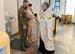 На Мамаевом кургане в Волгограде священник венчал участника СВО: сослуживцы поддержали бойца