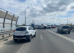 Шесть взрослых и трехлетний малыш пострадали в тройном ДТП на "танцующем" мосту в Волгограде