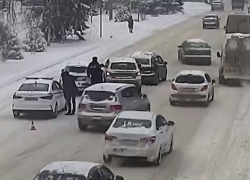 Тетрис из легковушек перегородил Первую Продольную в Волгограде: видео ДТП