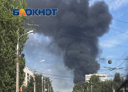 Огромный черный столб дыма окутал Краснооктябрьский район Волгограда