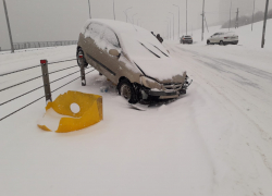 В Волгограде иномарка повисла на ограждении на Нулевой Продольной