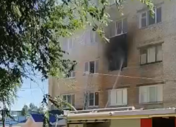 При пожаре в общежитии в Камышине погибла женщина: видео с места ЧП