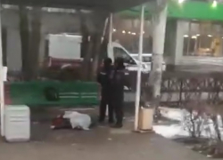 В Волжском на остановке нашли труп мужчины