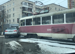 Audi протаранила трамвай в Волгограде: последствия попали на видео