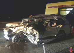 Из развороченной легковушки торчит нога: видео смертельного ДТП под Волгоградом