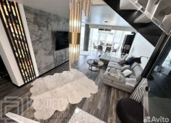 Двухэтажные хоромы в статусном доме центра Волгограда сдают в аренду за 210 тысяч в месяц