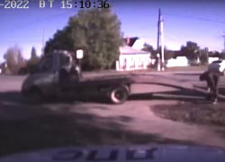 Водитель на иномарке протащил по земле ДПСника под Волгоградом: видео