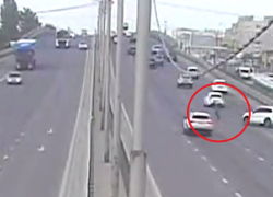 18-летний волгоградец бросился под колеса Skoda Kodiaq  на Третьей Продольной: видео