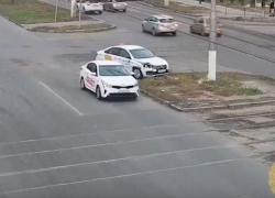 Столкновение двух такси в Волгограде попало на видео 