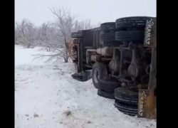 Пескоразбрасыватель с водителем рухнул в кювет под Волгоградом