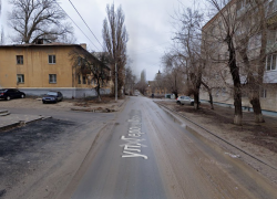 На луже крови лежат цветы: волгоградца забили насмерть по пути в магазин