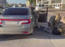 Домушники-неудачники задержаны в Волгограде лицом в асфальт — видео