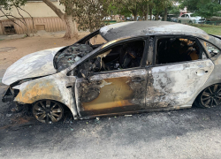 «Прогремели несколько взрывов»: в Волгограде дотла выгорел Volkswagen Polo