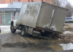 Волгоградский асфальт треснул под тяжестью малогабаритного грузовика 