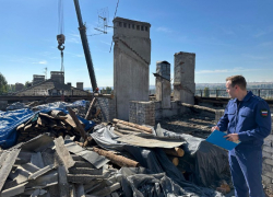 Дом с клеенкой вместо крыши начали ремонтировать после публичной "порки" в Волгограде 