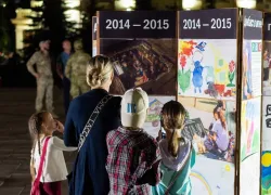 Бомбежки, плачущее солнце и кровавая ладошка: картины детей Донбасса выставили в Волгограде