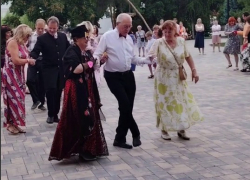 Не боящиеся критики волгоградцы собрали толпу зевак в центре города