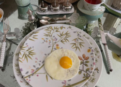 Яна Рудковская насмешила завтраком с посудой на сотни тысяч ради одного яйца