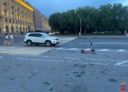 Ребенок на электросамокате попал под машину в центре Волгограда 