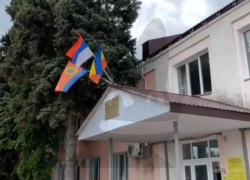 Перевернутый флаг России установила на здании администрация в Волгоградской области