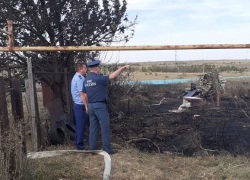 Крупный пожар вспыхнул вблизи дачного поселка в Волгограде 