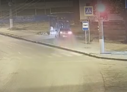 Иномарка влетела в остановку в Волгограде: видео 