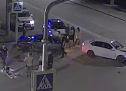 Два авто в мясо разбились в сантиметрах от третьего в Волгограде: видео