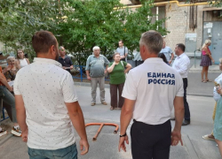 У спикера гордумы Волгограда появилась униформа для встреч с избирателями