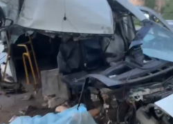 Пассажирский микроавтобус искорежило в смертельной аварии на Второй продольной в Волгограде