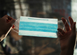 Волгоградскому продавцу разбили голову телефоном за просьбу надеть маску