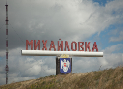 Под Волгоградом «Лада Приора» протаранила столб: пострадала молодая пара