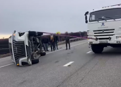 Китайский внедорожник пришлось вытягивать тросом на волгоградской дороге: видео