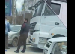 Авария с фурой рядом с трамвайными путями в Волгограде собрала пробку