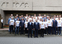 Отказавшийся от мандата волгоградский депутат-миллионер вернулся в облдуму ради автопробега с халявными футболками