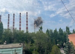 Абразивный завод в Волжском тушат 65 человек