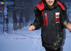 В Волгограде 3-классника засосало в грязевой котлован под снегом