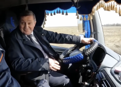 Волгоградский губернатор пересел за руль фуры дальнобойщика: видео 