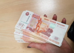 Главбух центра соцобслуживания из Волгограда высоко оценила свой труд и добавила к зарплате полмиллиона рублей