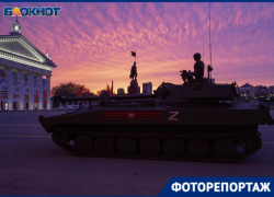Волгоградцам показали репетицию парада Победы в шикарных декорациях заката
