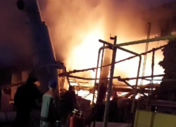 Появилось видео с места пожара на заводе на юге Волгограда