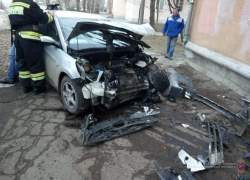Волжанин въехал в многоквартирный дом на Hyundai: двое в больнице