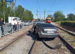 Под Волгоградом иномарка перекрыла движение на трамвайных путях