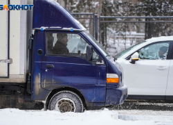 Под Волгоградом угонщик на школьном автобусе въехал в сугроб и уснул в чужой машине