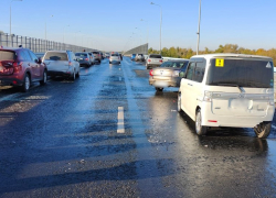 Восемь машин столкнулись на мосту под Волгоградом 