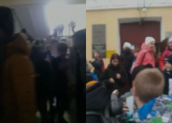 Дети в панике массово выбегают из лицея №5 в Волгограде: видео