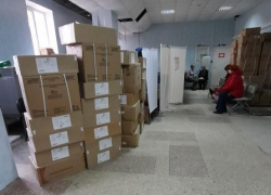 "Идите в коробочки": 5-часовые очереди собрались в поликлинике с картонными стенами в Волгограде