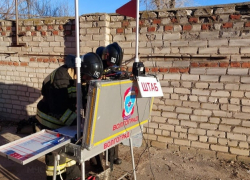 К горящему складу в Волгограде направили пожарный поезд